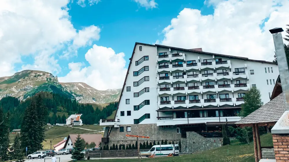 Un parteneriat de succes: Hotel Peștera, cunoscut pentru ospitalitatea oferită în vârful muntelui a ales soluția de compostare Oklin oferită de Eutron