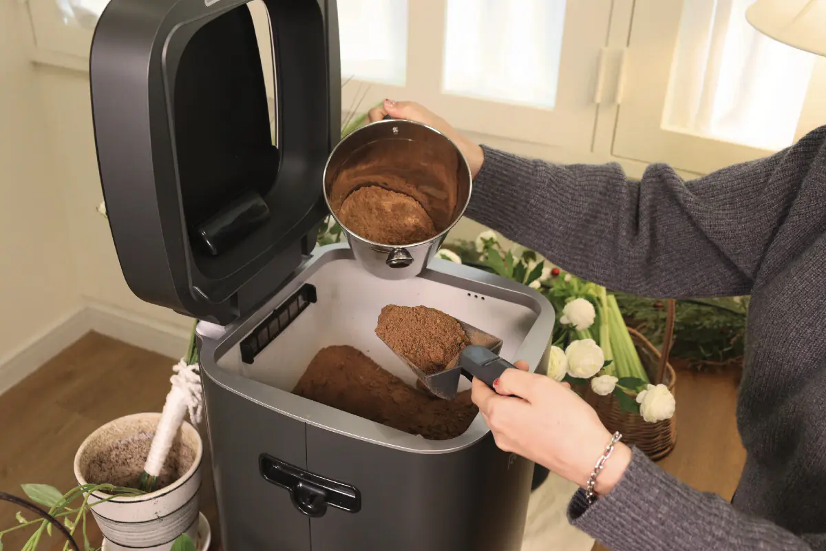 Compostarea pentru reducerea efectelor risipei alimentare acasă: composterul Reencle prezentat la iLikeIT