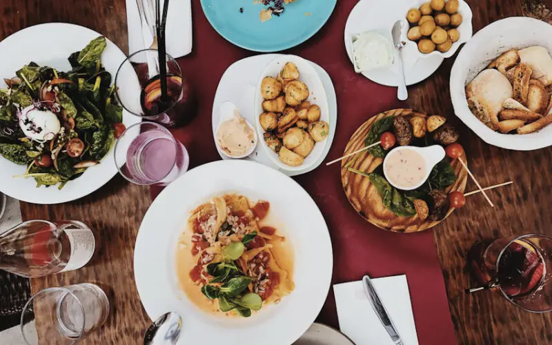 Cum reducem risipa în decembrie? Compostarea resturilor alimentare inevitabile, o soluție simplă pentru acasă